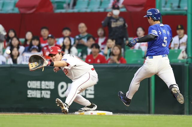 구자욱의 발로 만든 내야 안타