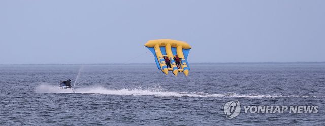 해변서 즐기는 수상레저