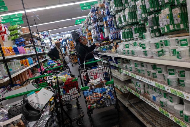 3월 26일 뉴욕의 달러트리 매장에서 쇼핑하는 사람들