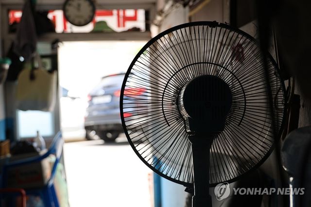 더운데 환기도 안 되는 쪽방촌