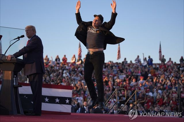 지난해 10월 트럼프 대통령의 대선 후보 시절 유세 지원하는 머스크