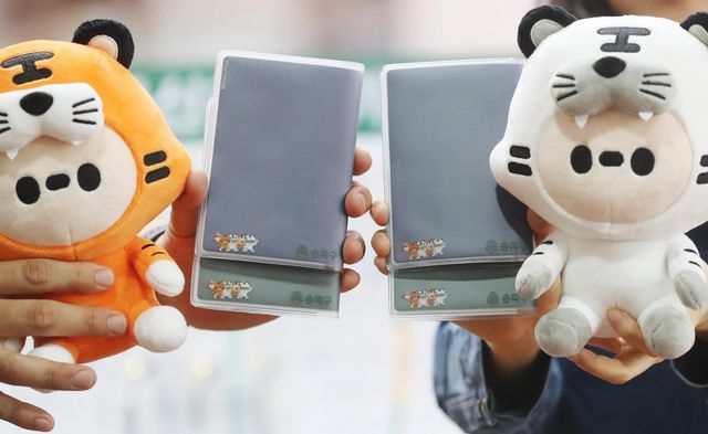 송파구, 생애 첫 여권 발급자에 '하하호호 여권케이스' 지급