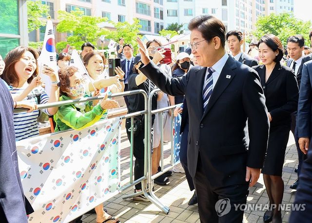 이재명 대통령, 사저 출발하며 인사