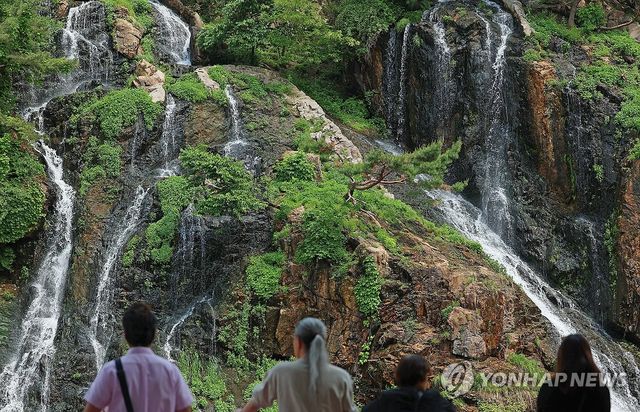 초여름 더위, 폭포에서 날리는 더위