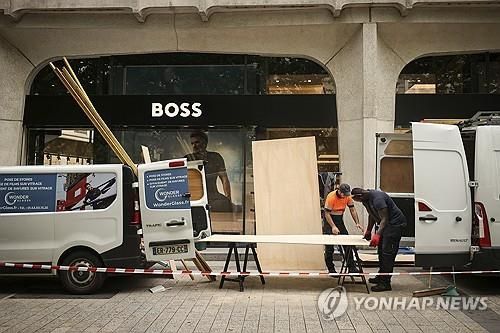 결승전에 앞서 자체 방어막 치는 샹젤리제 거리 상점