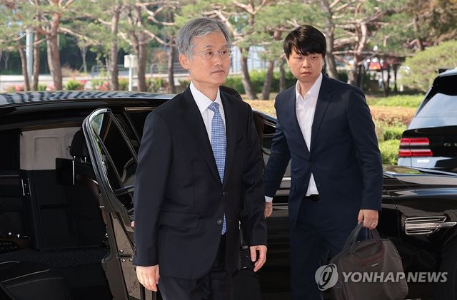 출근하는 조희대 대법원장