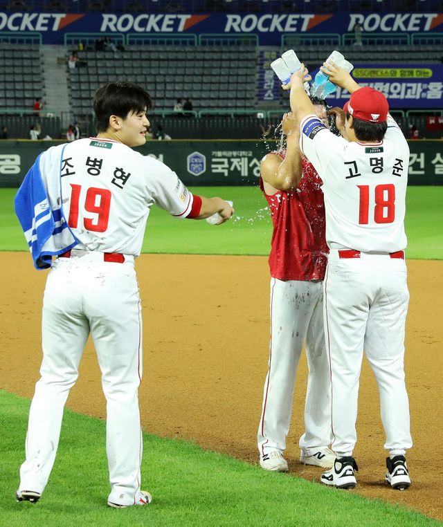 김건우의 첫 선발승을 축하하는 입단 동기 고명준과 조병현