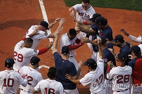 끝내기 홈런을 날린 라파엘라를 축하하는 보스턴 선수들