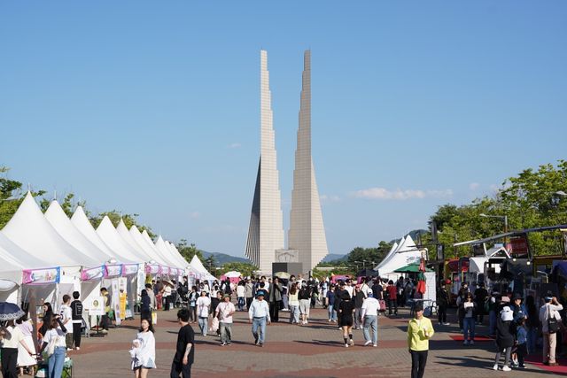 천안 K-컬처박람회장 찾은 관람객들