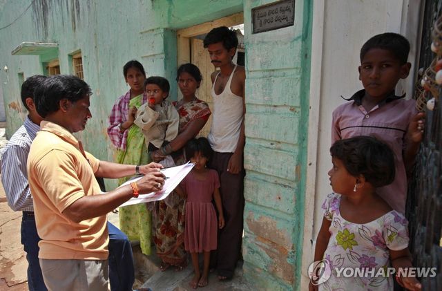 인구조사를 실시하는 인도 공무원