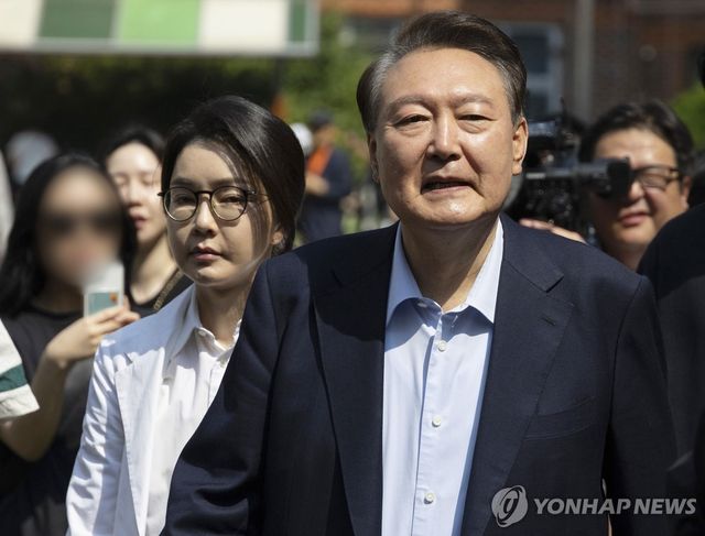 제21대 대통령 선거 투표 마친 윤석열 전 대통령 부부