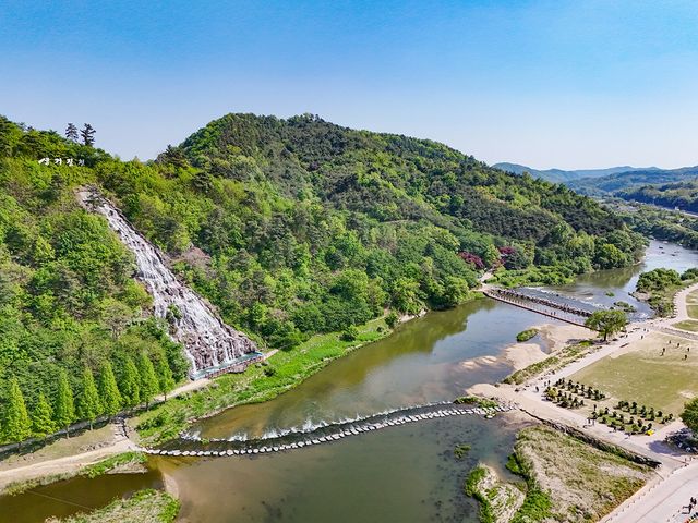 농다리 옆 인공폭포와 징검다리[사진/임헌정 기자]