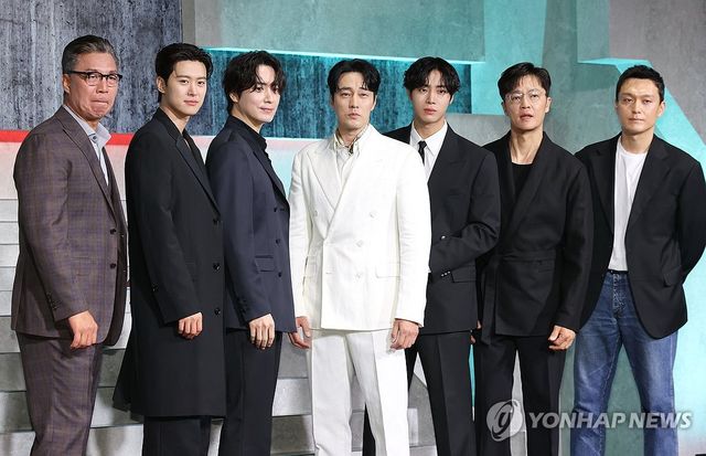 포즈 취하는 '광장' 감독과 출연진