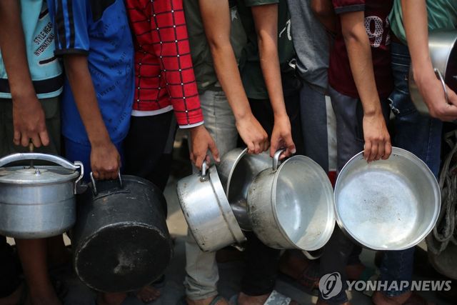 음식 배급 기다리는 팔레스타인 소년들
