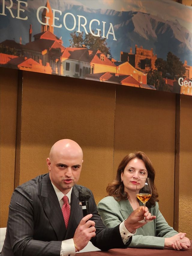 타라쉬 파파스쿠아 조지아대사와 마이아 오미아제 조지아관광청장(오른쪽)이 기자들의 질문에 답하고 있다. [사진/성연재 기자] 
