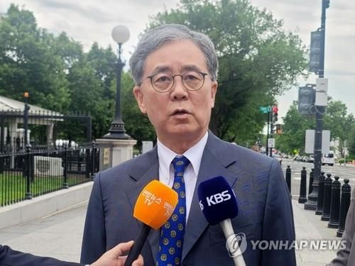 美 백악관 당국자 만난 뒤 기자들에게 설명하는 김현종