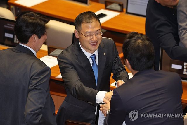 의원들과 인사하는 더불어민주당 김상욱 의원