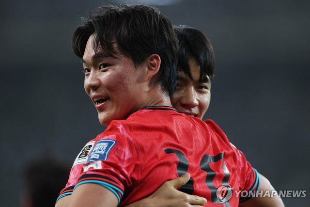 오현규(오른쪽)와 골세리머니를 펼치는 전진우