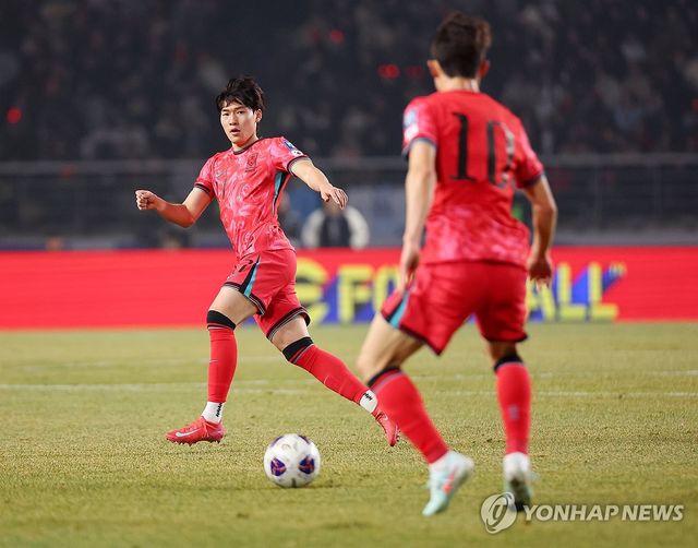 패스 시도하는 배준호