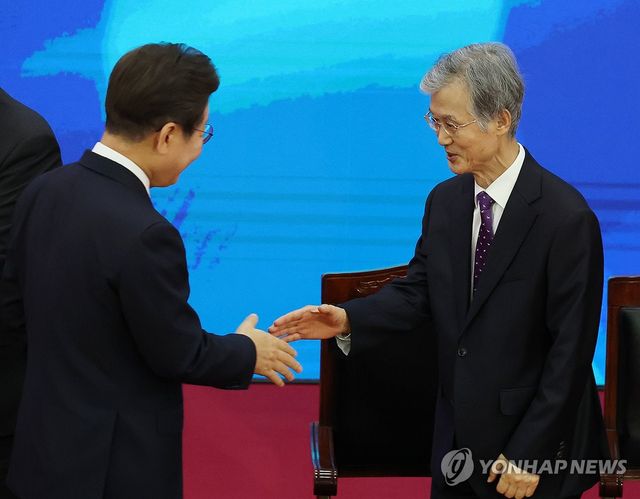 조희대 대법원장과 인사하는 이재명 대통령