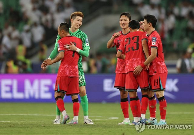 6일(한국시간) 이라크와의 원정 경기 2-0으로 이긴 뒤 기뻐하는 한국 선수들