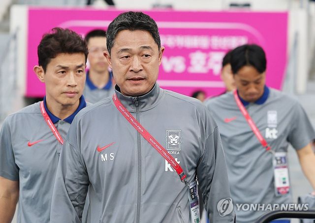 경기장 들어서는 이민성 감독