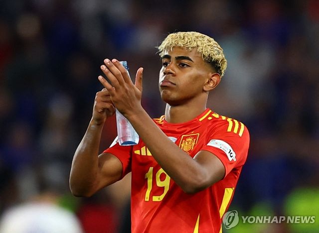 승리를 축하하는 스페인의 골잡이 라민 야말