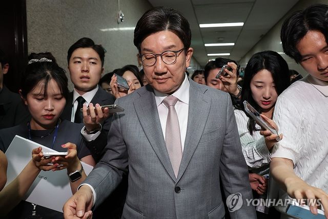 권성동 원내대표에 쏟아지는 질문들