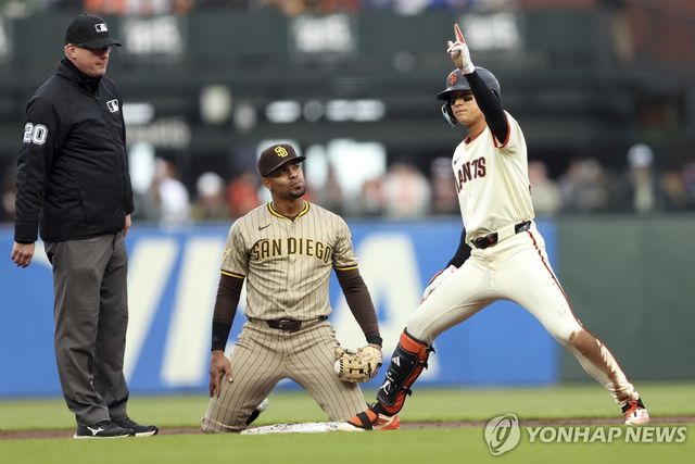 2루 안착한 이정후(오른쪽)