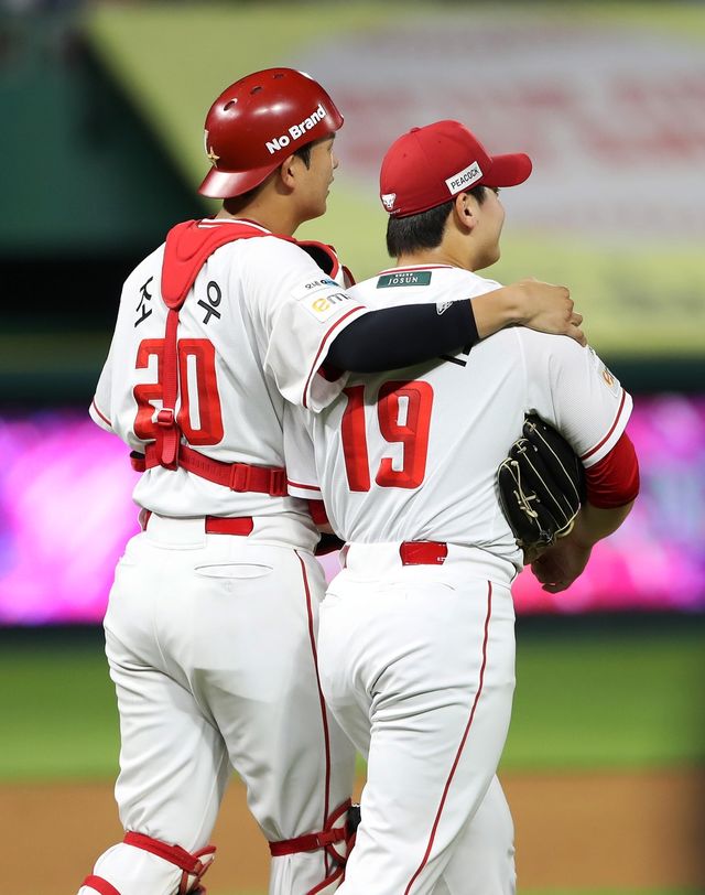 조병현(오른쪽)과 조형우