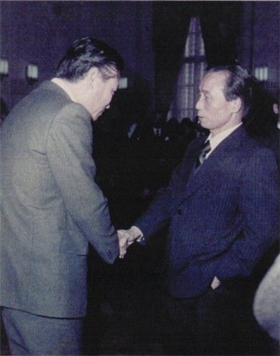 고(故) 박정희 전 대통령(오른쪽)과 이용만 당시 재무부 이재국장