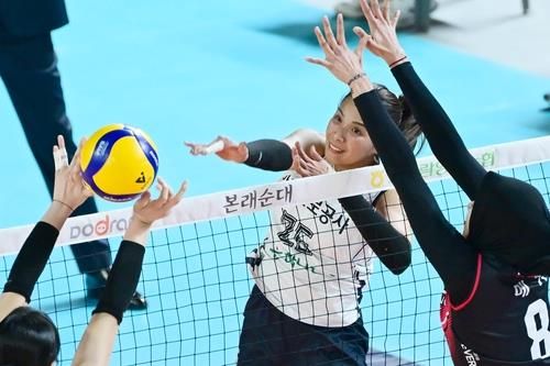 스파이크하는 도로공사의 타나차(중앙)