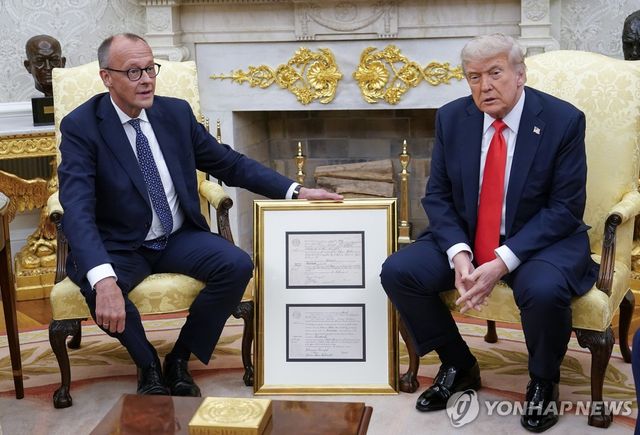 트럼프 조부 출생증명서 선물하는 메르츠 총리