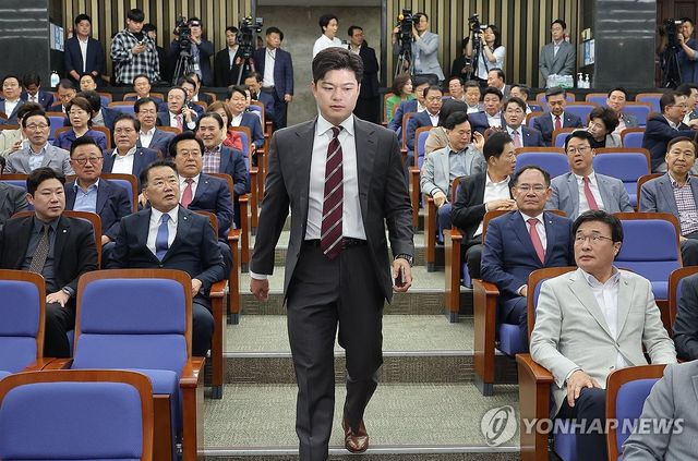 의원총회 참석하는 김용태 비상대책위원장