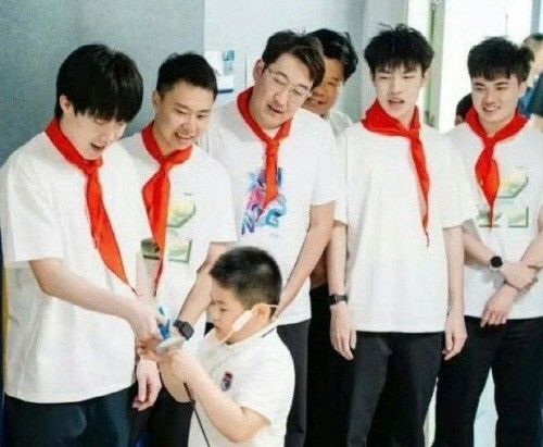 붉은 스카프를 착용한 대만 탁구선수 린원루(왼쪽 첫번째)