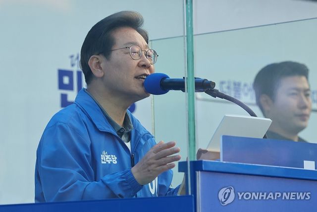 이재명 대통령의 대선후보 당시 부산역 유세 모습