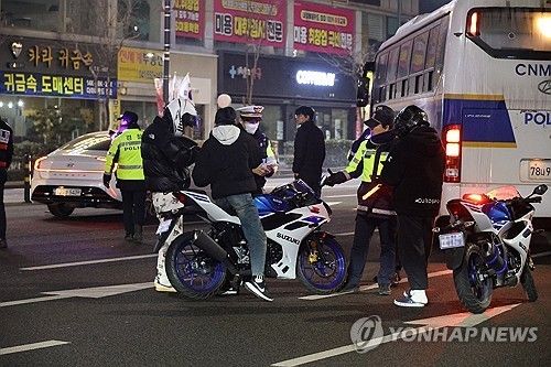 삼일절인 지난 3월 1일 충남 천안시 동남구에서 경찰이 오토바이 운전자를 단속하는 모습 [연합뉴스 자료사진]