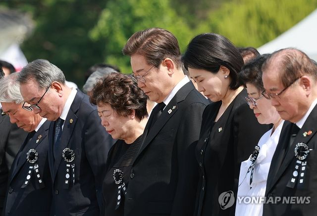 이재명 대통령, 현충일 추념식 묵념