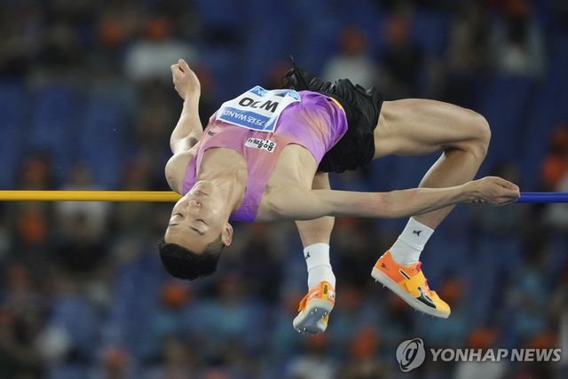 바를 넘는 우상혁