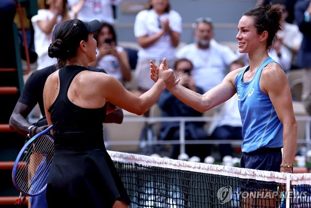 16강전이 끝난 뒤 보아송(오른쪽)과 악수하는 페굴라