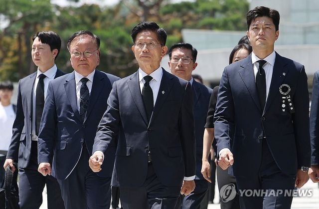 김용태 비대위원장과 현충원 참배 마친 김문수 전 대선후보