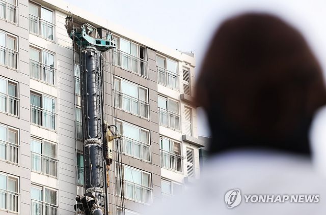 아파트로 넘어진 천공기