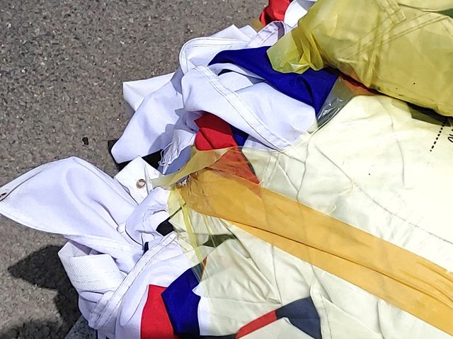 쓰레기봉투에 담겨 버려진 태극기