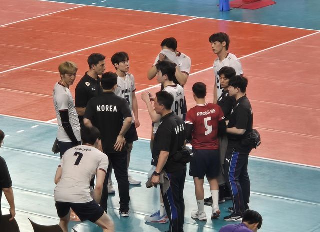 의견 나누는 남자 배구 대표팀