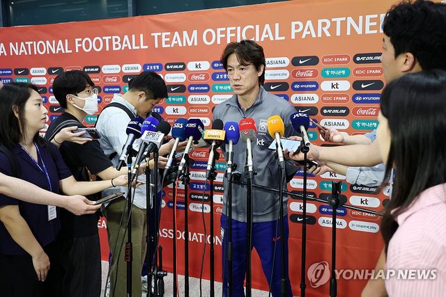 인터뷰하는 홍명보 감독