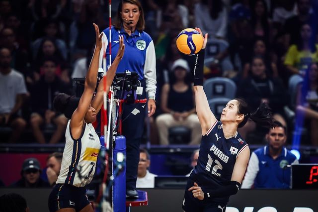 공격하는 한국 여자배구 대표팀의 이다현(12번)