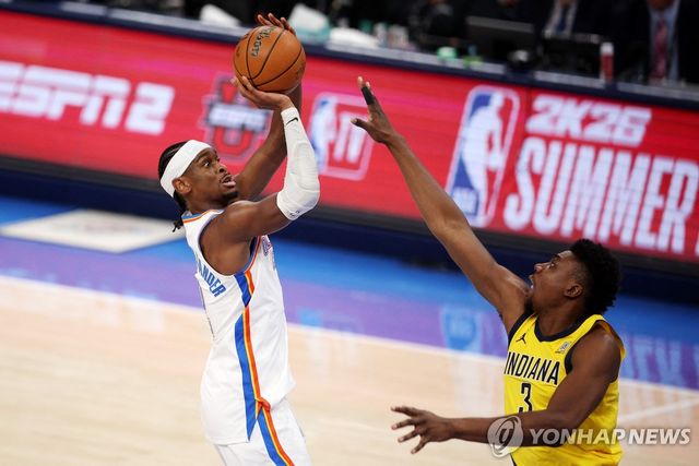 오클라호마시티 샤이 길저스알렉산더(왼쪽)의 슛