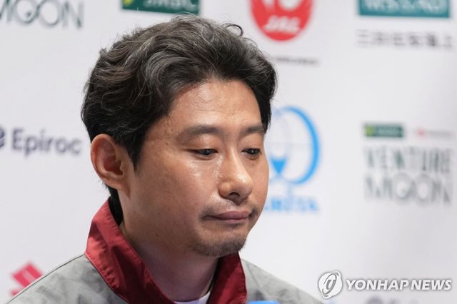 굳은 표정의 아이스페이스 CEO