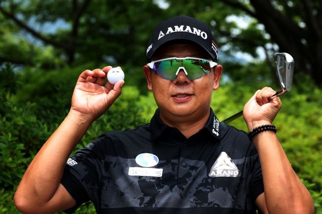 홀인원 볼과 클럽을 들고 기뻐하는 김연섭.