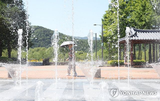 바닥분수로 식히는 더위